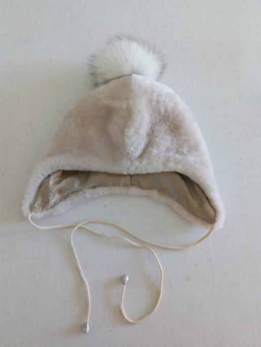 Детская шапка из мутона с бубоном из песца - Производитель детской меховой одежды Зимняя принцесса
