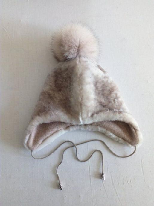 Детская шапка из мутона с бубоном из песца - Производитель детской меховой одежды Зимняя принцесса
